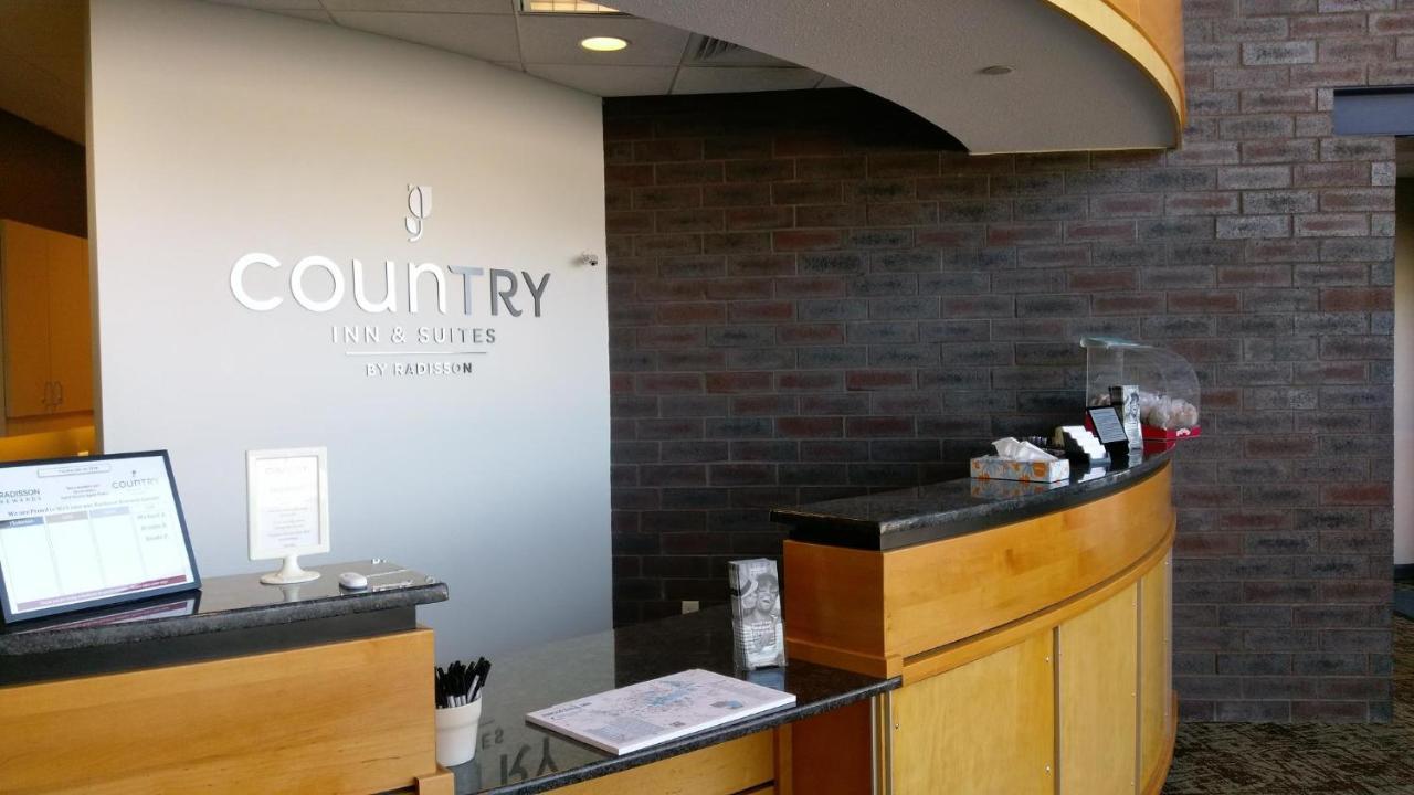 Hotel Country & By Radisson, Fergus Falls, Mn